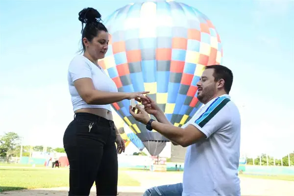 ¡Le dan el anillo en un globo aerostático! En plenos festejos de Culiacán se comprometieron ¡Le dan el anillo en un globo aerostático! En plenos festejos de Culiacán se comprometieron