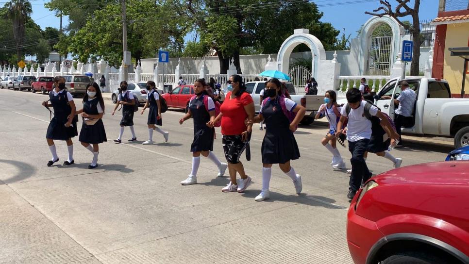 Ausencia de semáforo pone en riesgo a alumnos de secundaria en Mazatlán