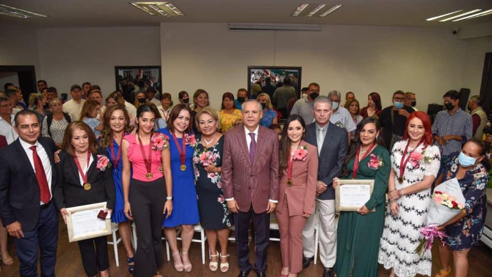 Reconocen con medalla «Lore de la Vega» a 7 mujeres ahomenses