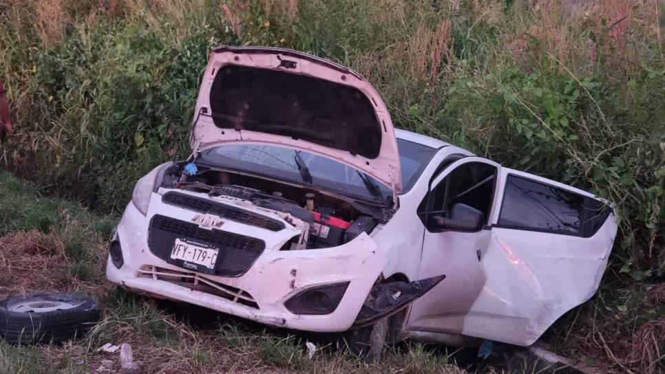 Volcadura deja un herido grave, en la carretera La Costerita