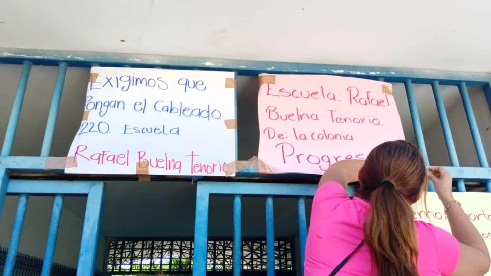 Madres de familia toman escuela en Culiacán por robo de cableado