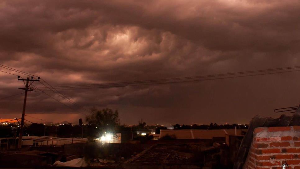 Fuertes vientos y lluvia dejan a sindicaturas y comunidades sin luz en Culiacán