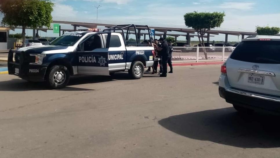 Sujeto despoja camión en Los Mochis, policías lo persiguen y lo detienen en el aeropuerto