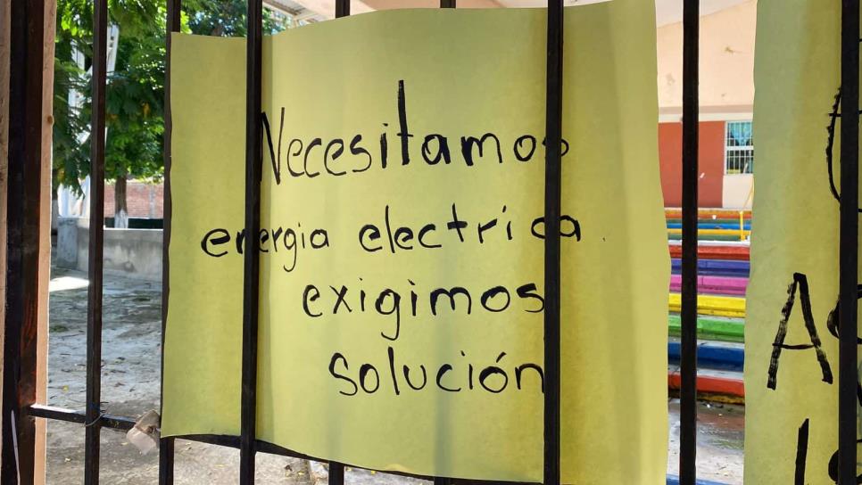 Cancelan clases padres de familia por falta de luz en kínder de Loma Bonita