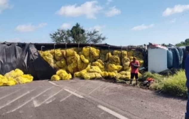 Tráiler vuelca y bloquea uno de los carriles de la maxipista Culiacán - Mazatlán