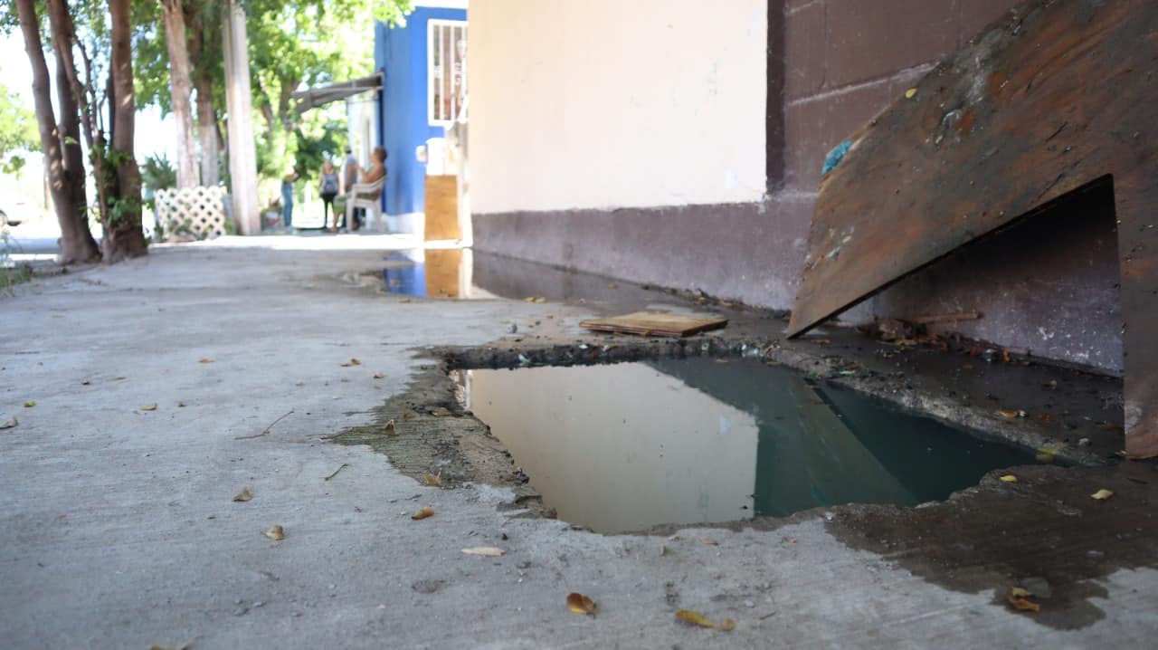 Entre aguas negras viven vecinos de la Bachomo en Los Mochis