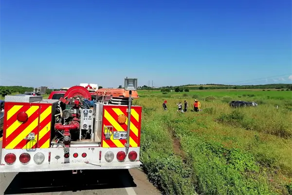 Familia vuelca en Guamúchil: tres personas resultaron heridas Familia vuelca en Guamúchil: tres personas resultaron heridas