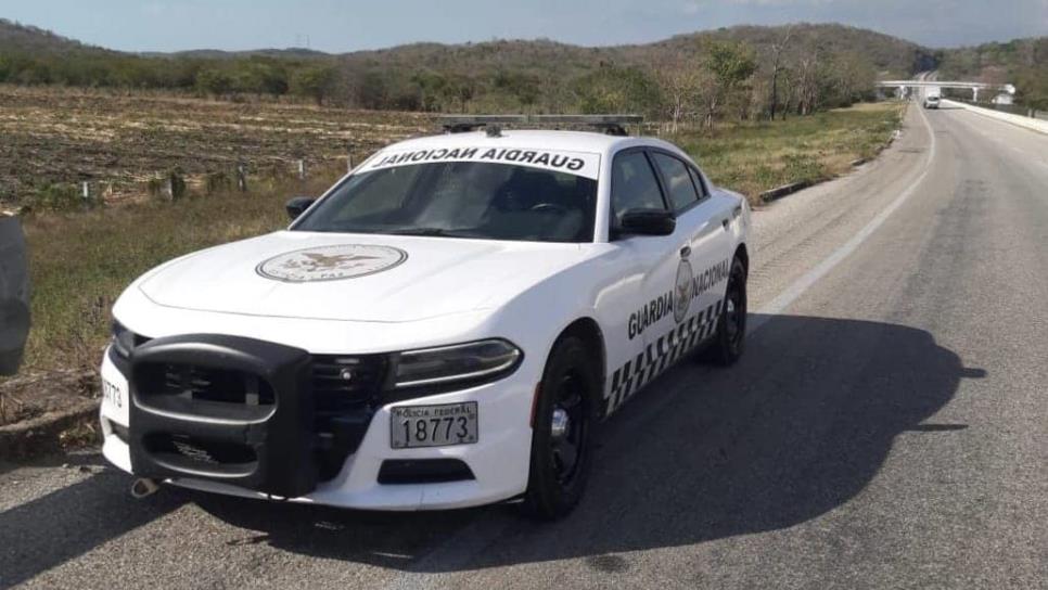 Tráiler choca contra puente de la carretera Culiacán-Mazatlán y deja regados cientos de kilos de maíz