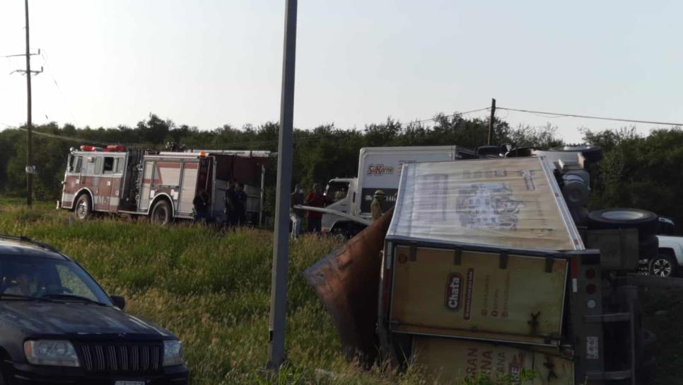 Vuelca trailer sobre la carretera La Costerita, en Culiacán