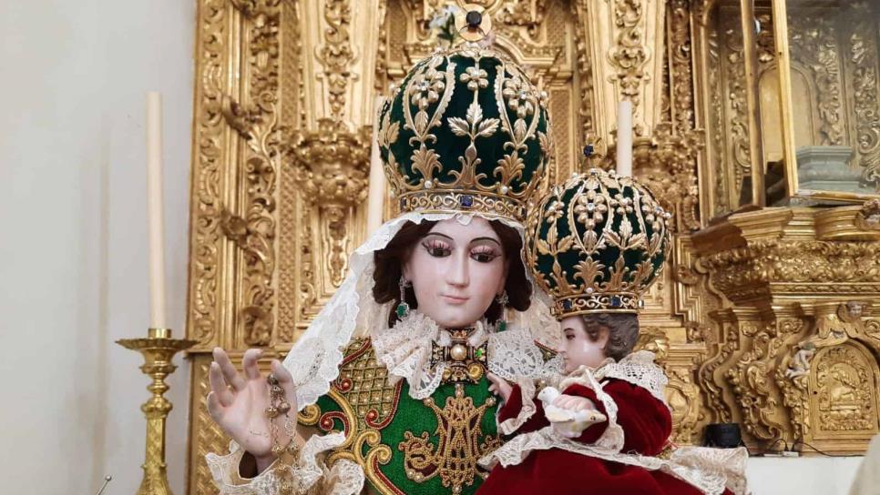 Al estilo español, diseñan manto que viste a la Virgen de El Rosario en su festejo