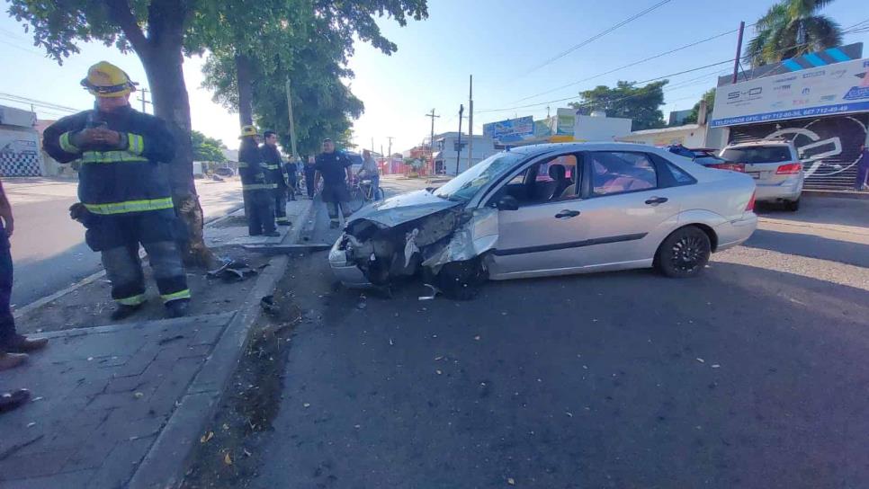 Sujeto choca contra árbol en su automóvil y resulta lesionado en la Miguel Hidalgo