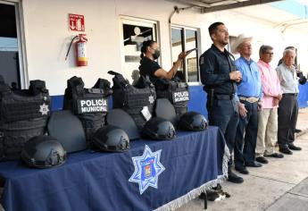 Autoridades entregan chalecos antibalas y cascos a policías de Angostura
