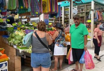 A estar vacunados, llaman locatarios del mercado de la Juárez