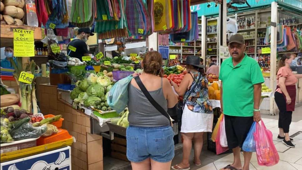 A estar vacunados, llaman locatarios del mercado de la Juárez