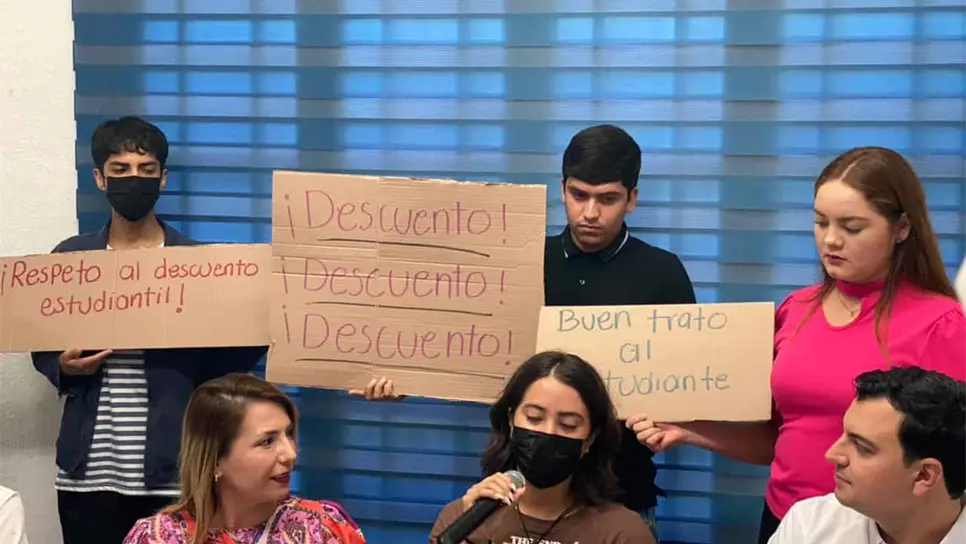 Estudiantes denuncian malos tratos en el transporte público