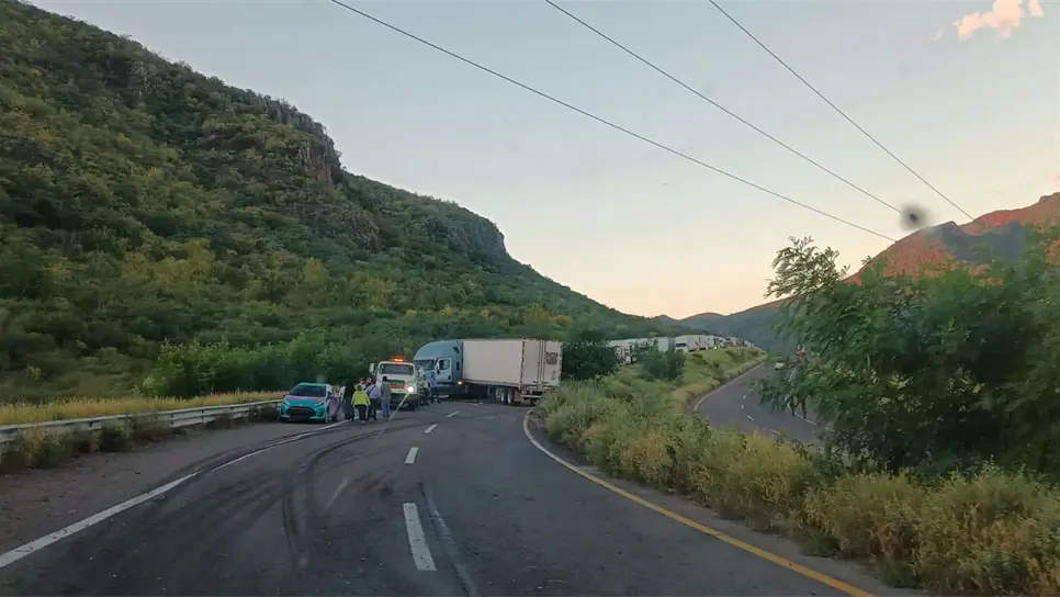 Vuelca tráiler en los cerros de Barobampo, deja daños y largas filas