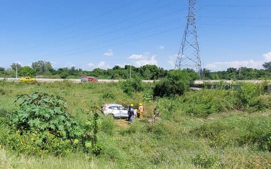 Volcadura deja tres personas lesionadas en la autopista Benito Juárez, en Navolato