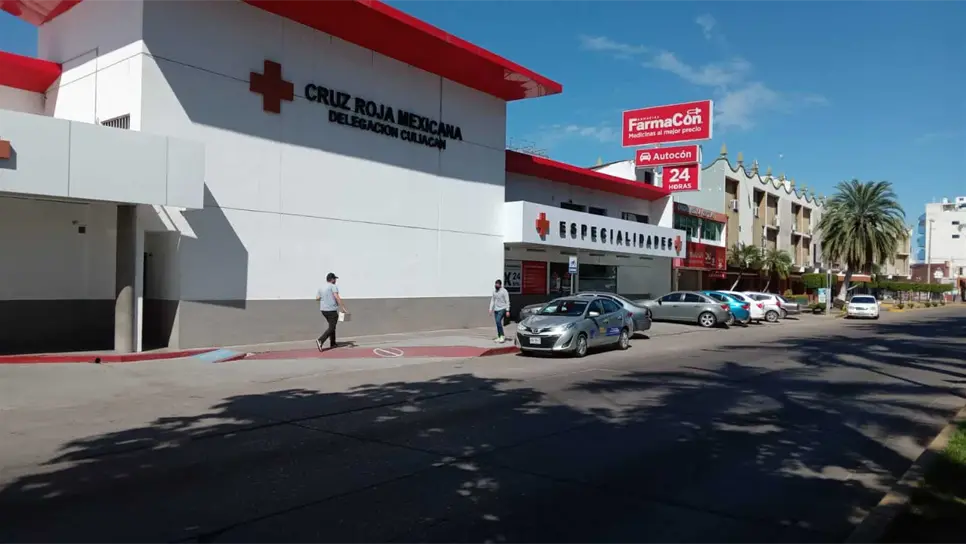 El lesionado fue atendido por paramédicos de Cruz Roja. FOTO: Ángel Zamudio.