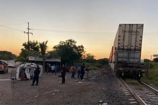 Tren arrolla camioneta en Elota y dos adultos quedan lesionados Tren arrolla camioneta en Elota y dos adultos quedan lesionados