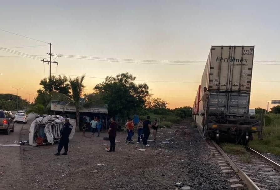 Tren arrolla camioneta en Elota y dos adultos quedan lesionados