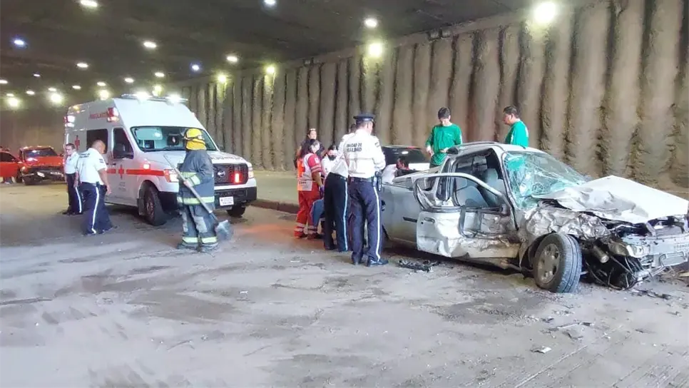 Dos lesionados tras choque en el túnel del sector Del Valle, en Culiacán