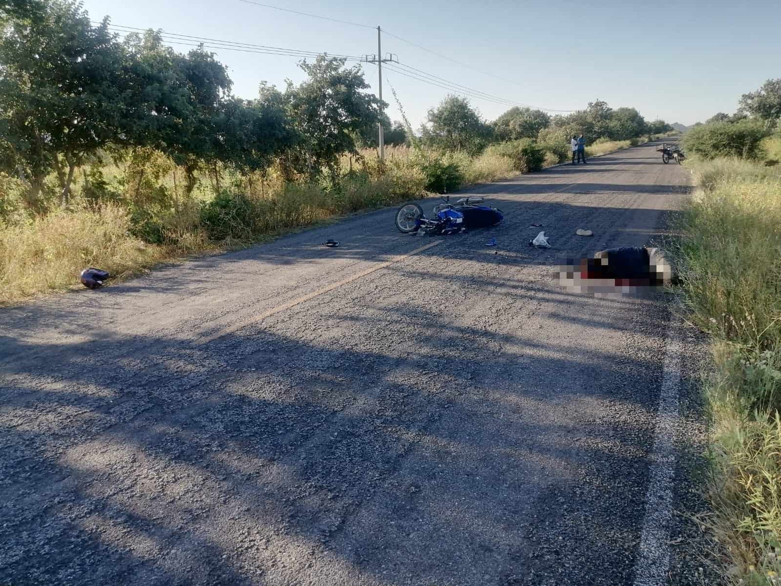 Muere motociclista en Choix tras chocar contra un caballo