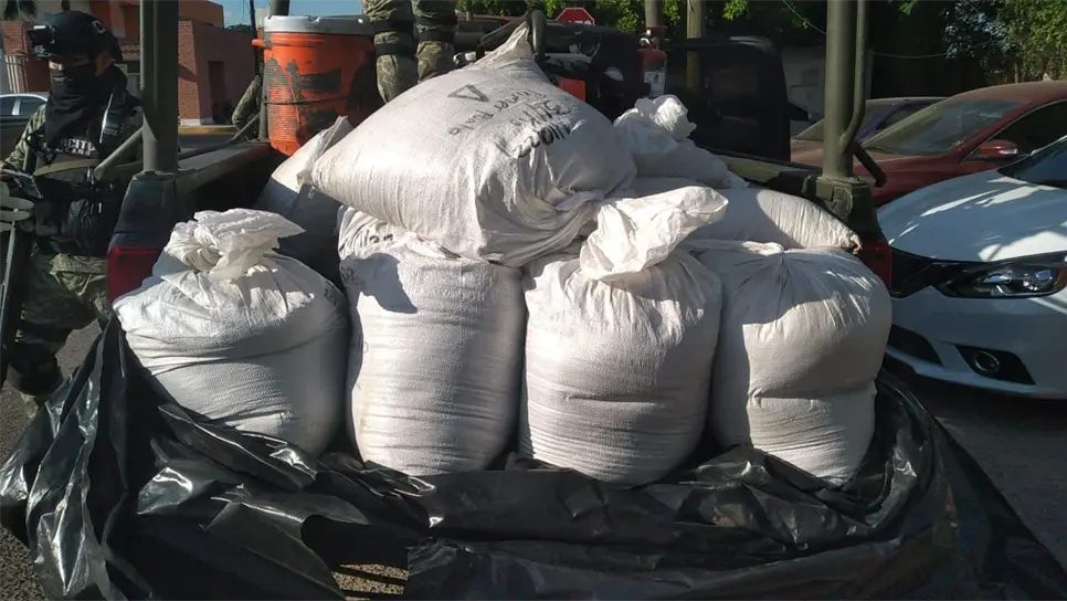 Policías y militares aseguran 330 kilos de cristal al sur de Culiacán