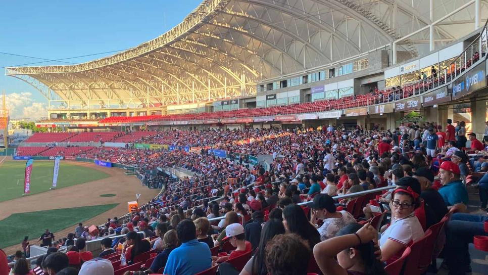 Miles de personas acudieron al Cuadrangular del Bienestar en Mazatlán