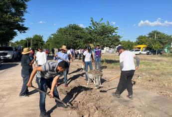 Con jornada de limpieza, Elizabeth Chía atiende a vecinos de Ahome