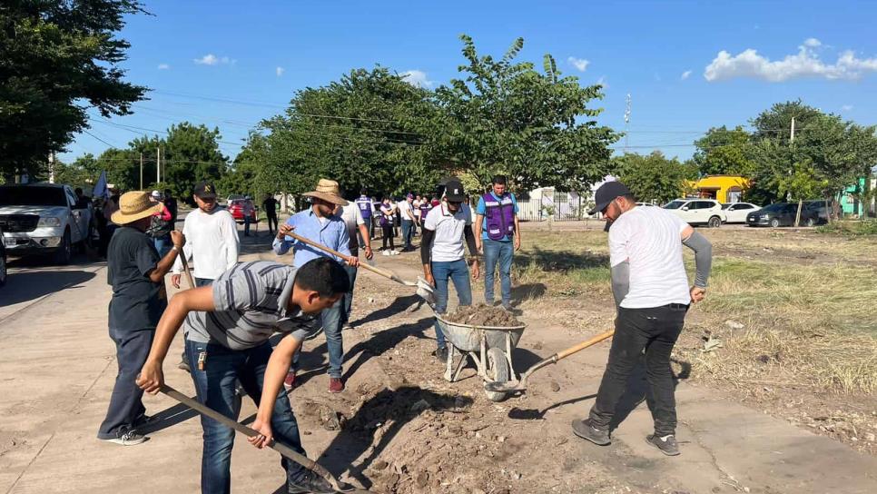 Con jornada de limpieza, Elizabeth Chía atiende a vecinos de Ahome