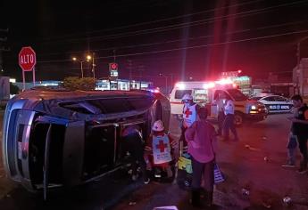 Mujer choca y vuelca en Guamúchil, termina prensada en la camioneta