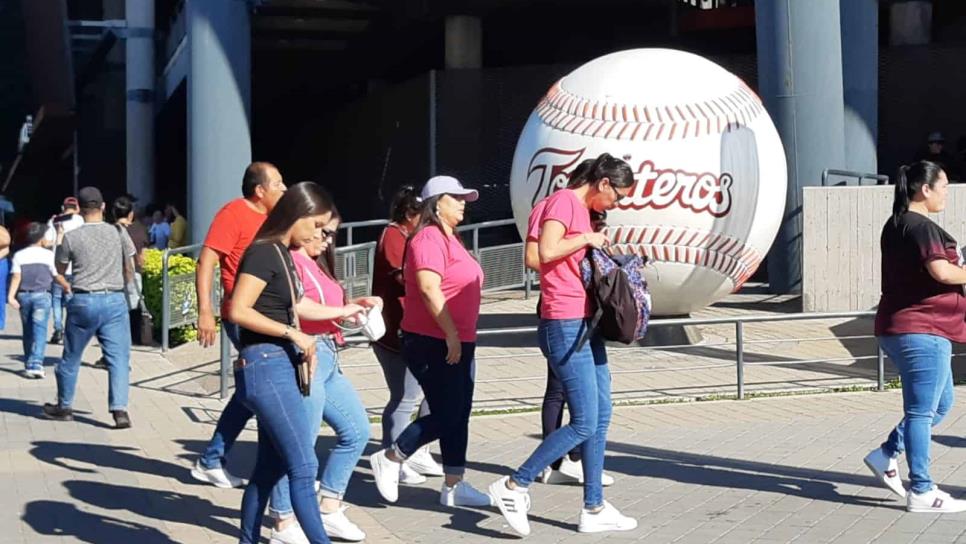 La afición de Tomateros se hace presente para el juego con causa