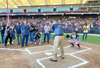El gobernador Rubén Rocha Moya canta el Playball en Culiacán