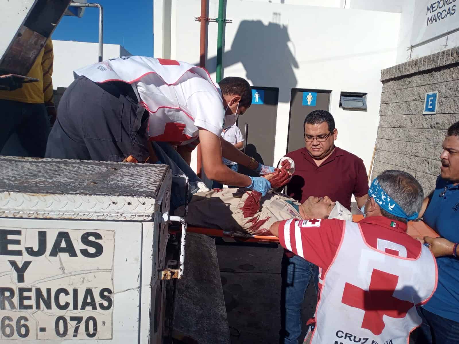 Hombre cae de grúa cuando colocaba espectacular en Culiacán