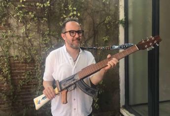 Por portar guitarra en forma de AK-47, critican organización de concierto