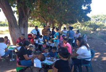 Niños indígenas estudian bajo los árboles en Goros, Ahome