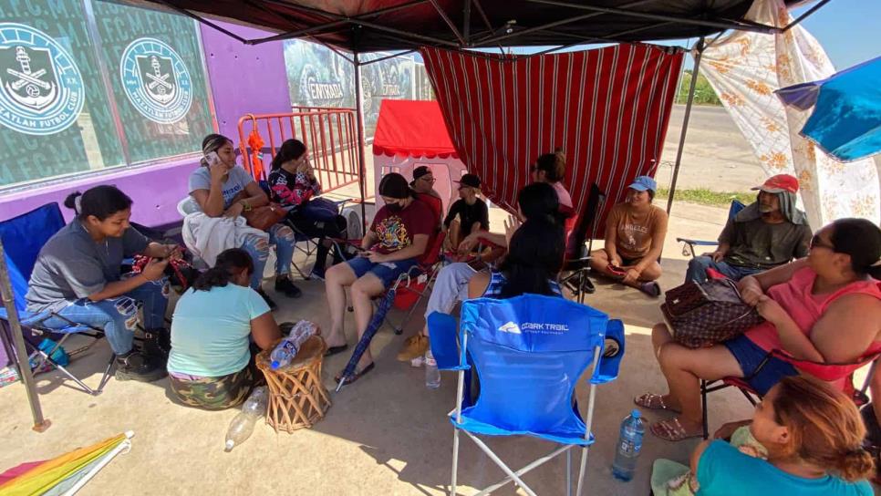 Mazatlecos ya acampan para ver a Juan de Dios Pantoja y Kimberly Loiza
