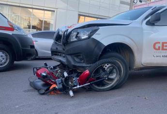 Conductor de camioneta choca a motociclistas en la colonia El Vallado, en Culiacán