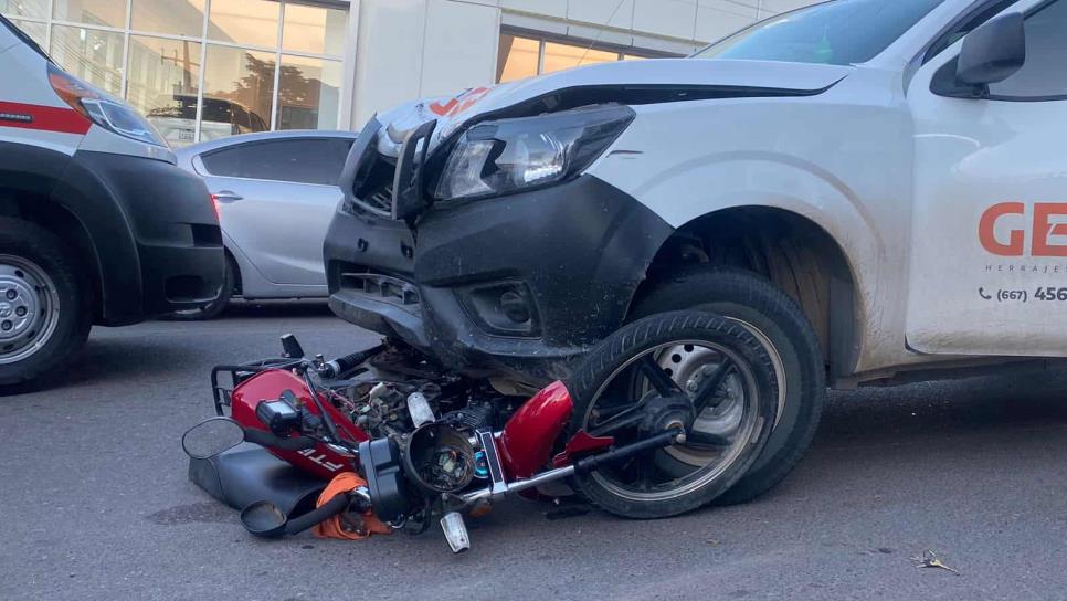 Conductor de camioneta choca a motociclistas en la colonia El Vallado, en Culiacán