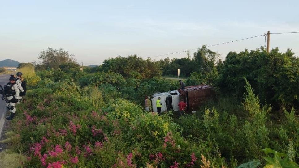 Vuelca camioneta con jornaleros en el sur de Sinaloa