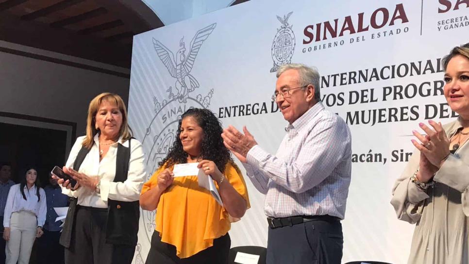 Entregan apoyos económicos a las mujeres rurales de Sinaloa