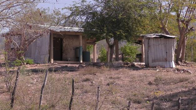 Distribuyen paquetes de lámina a 100 familias de Choix