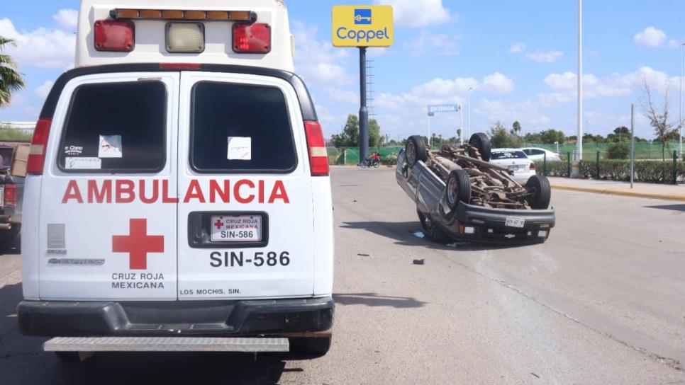 Vuelca camioneta en Los Mochis tras ser chocada