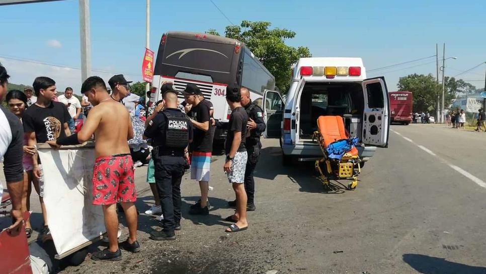 Autobús arrolla a motociclistas y se debaten entre la vida y la muerte