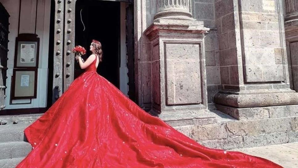 Hija del «Canelo» festeja sus XV con impresionante vestido rojo