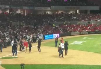 Le llueven abucheos al alcalde de Mazatlán durante inauguración del béisbol