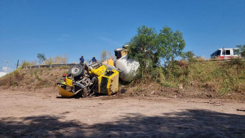 Vuelca camión revolvedor de concreto en el Piggy Back del campo El Diez, en Culiacán