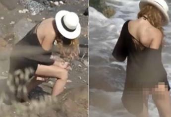 ¡No aguanto! Paulina Rubio fue captada «haciendo del dos» en la playa