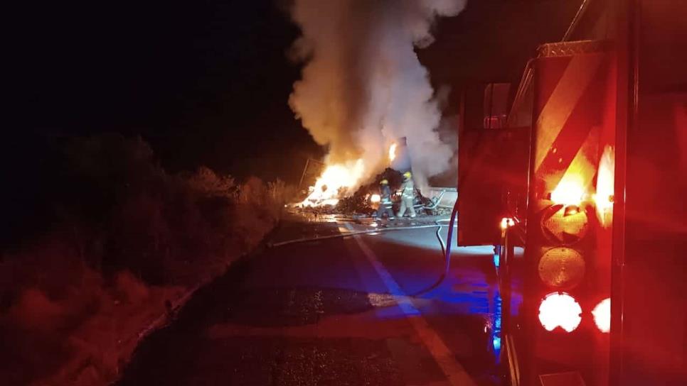 Tráiler cargado de aguacates termina calcinado por La Costera