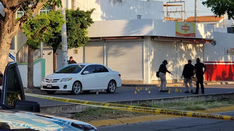 De carro a carro matan a balazos a dos hombres y uno más quedó herido, en Culiacán